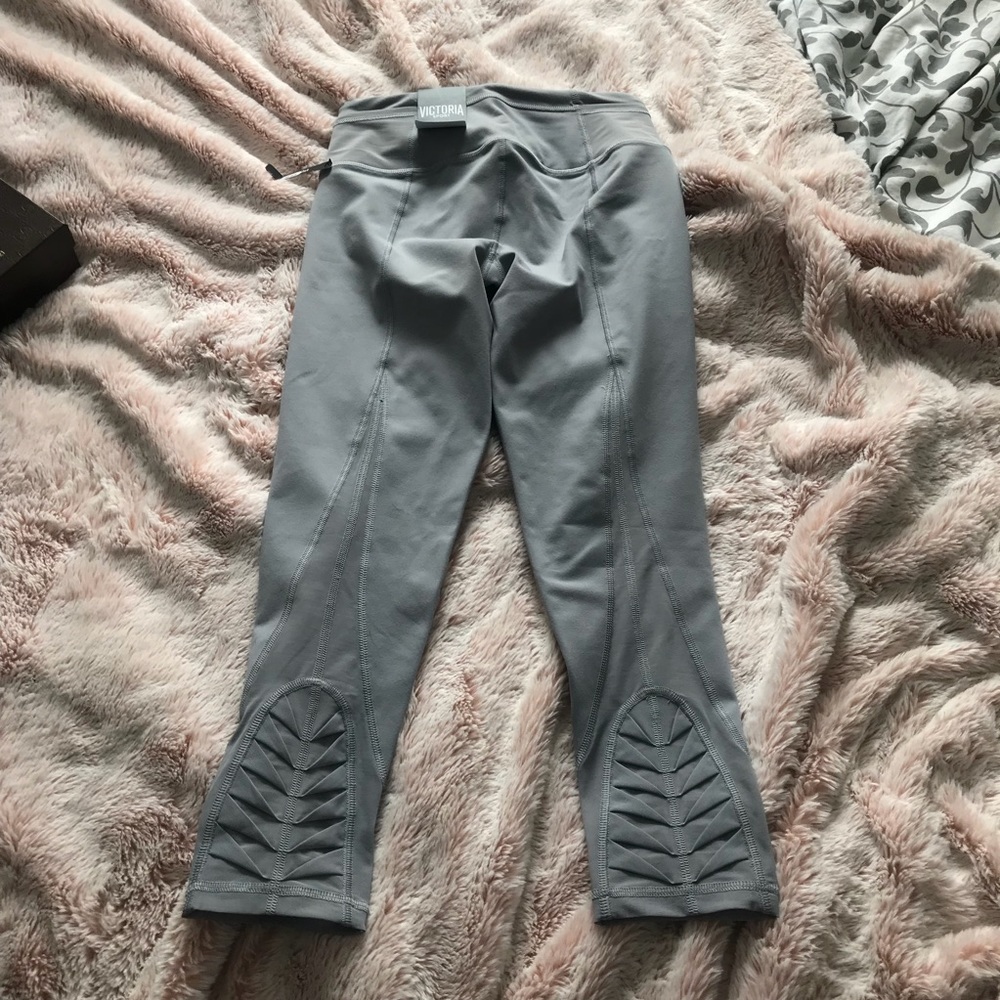 VS knockout work out Capri leggings